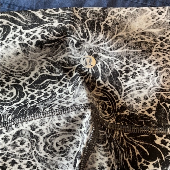 Lululemon Wonder Under Crops. High rise. Size 6. - Picture 3 of 5